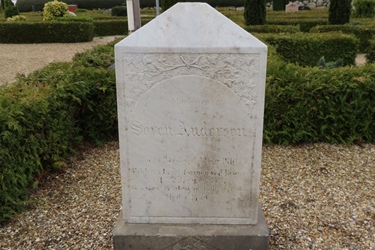 In the graveyard lies farm owner Søren Andersen (1810-1849), who was killed on 22 January 1849 during the Battle of Brøns, where Danish-minded citizens drove German tax collectors away. 
